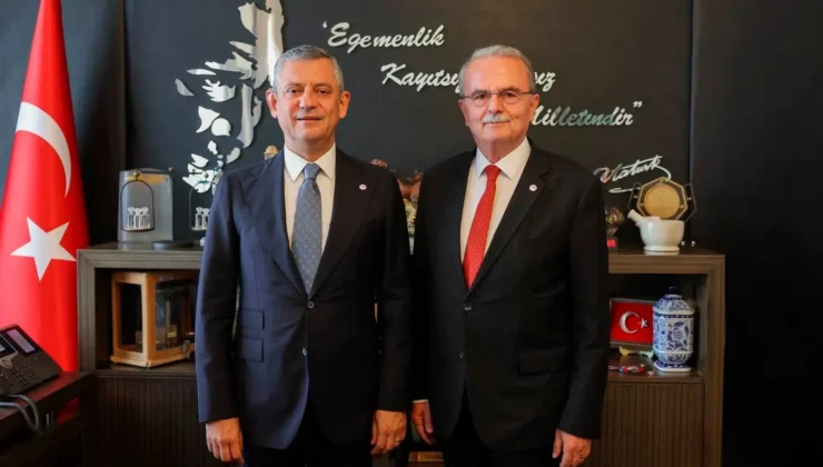 Süleyman Girgin Yeni Parti’ye Katıldı: Rozetini Özgür Özel Taktı